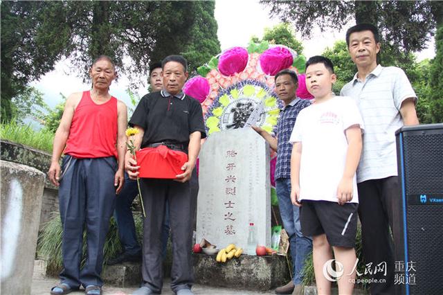 葬在合川的铁道兵:56年后终于等来亲人祭扫