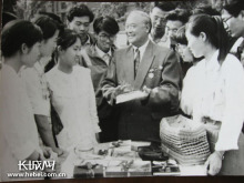 韩志(中)与学生交流。