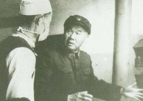 82年陈再道以不吃军费为由恳请中央保留铁道兵,邓小平如何回复?