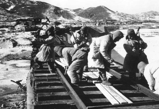 82年,邓小平为何要坚决裁掉铁道兵?面对异议邓小平的回复很高明